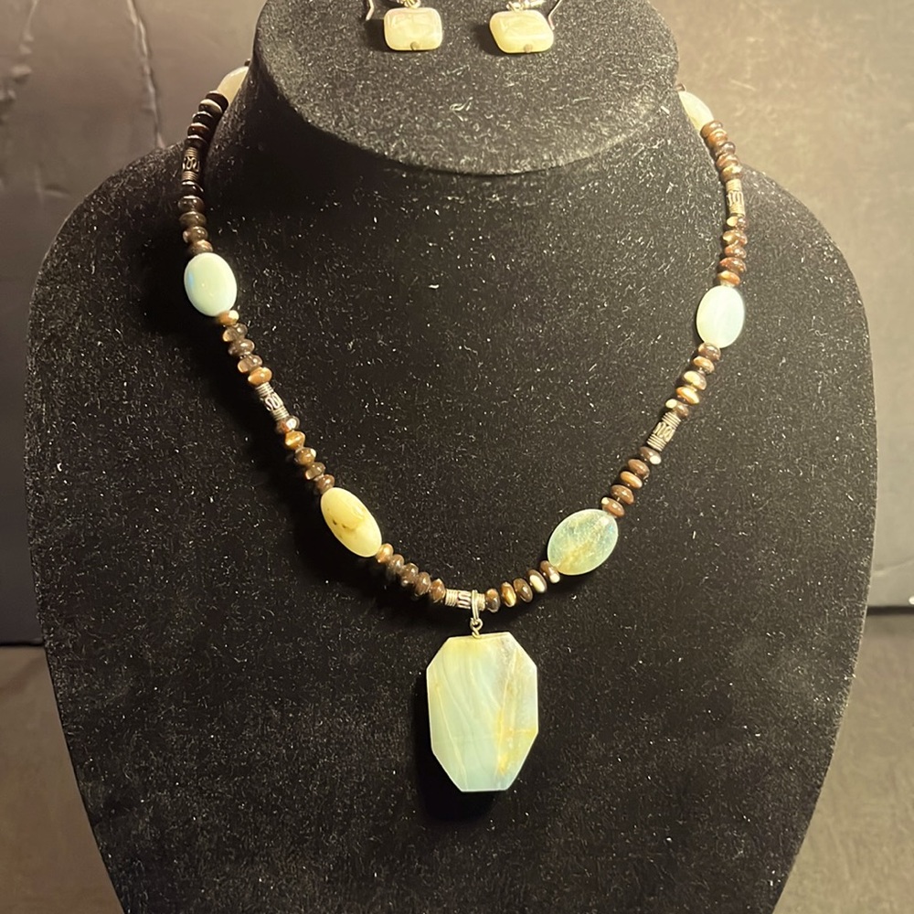 🌟 Green and brown glass beaded set necklace and earrings. Very pretty design